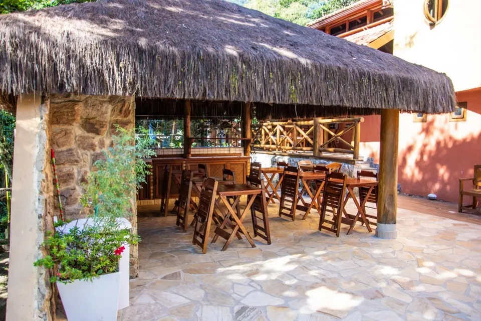 Quiosque de piaçava onde é servido o café da manhã da Pousada Casa Bonita - pousada na Vila do Abraão